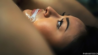 3人の美女がホットな3pを共有する