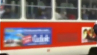 Katarina Hartlova Este Mângâiată Într-Un Autobuz Aglomerat