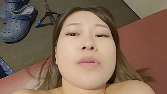 小巧的伴娘在舒适的咖啡馆里第一次尝到精液的味道