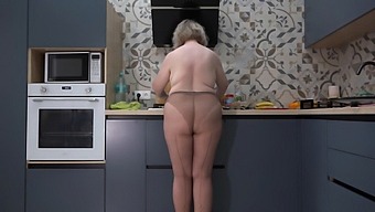 Curvaceous Wife In Stockings Seduces With Breakfast Options