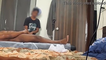 Masáž Vedie K Sexuálnemu Stretnutiu Pre Dvoch Z Troch Klientov