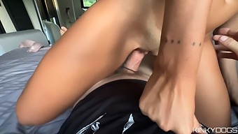 我最好的朋友的妻子出轨了,我在偷窥她。