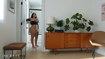 زميلتي في السكن روكسان روزيل بتعرف تتعامل مع كل حاجة. طيز كبيرة.